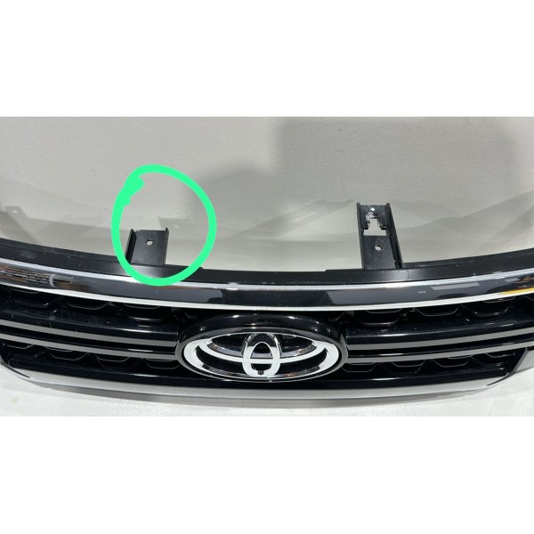 Grade Hilux 19/20 Original Usado Pequeno Detalhe