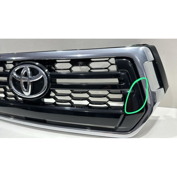 Grade Hilux 19/20 Original Usado Pequeno Detalhe