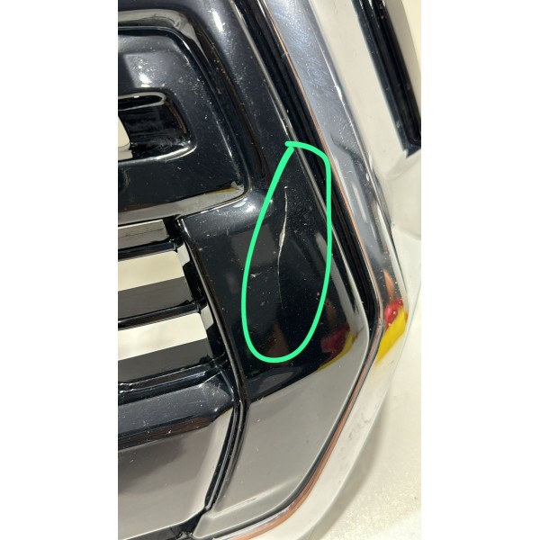 Grade Hilux 19/20 Original Usado Pequeno Detalhe