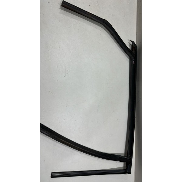 Guia Canaleta Vidro Traseiro Esquerdo Fusion 2013 Á 2017 Cromado