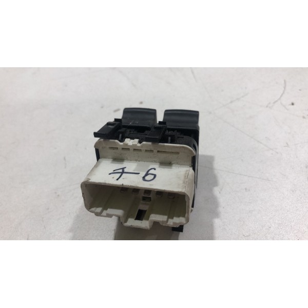Botão Vidro Duplo Plug Branco Duster Oroch Compare O Modelo