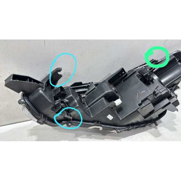 Farol Direito Toyota Corolla Cross 2022 A 2024 Detalhes Farol Direito Toyota Corolla Cross 2022 A 2024 Detalhes