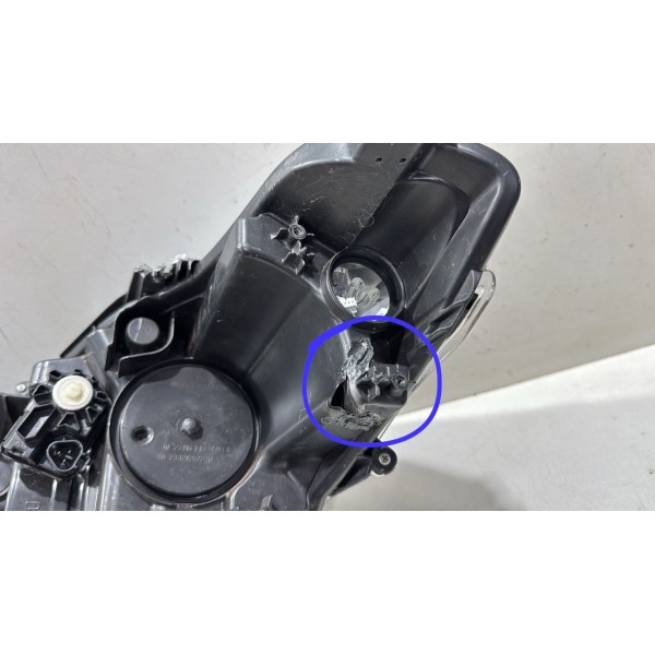 Farol Direito Toyota Corolla Cross 2022 A 2024 Detalhes Farol Direito Toyota Corolla Cross 2022 A 2024 Detalhes