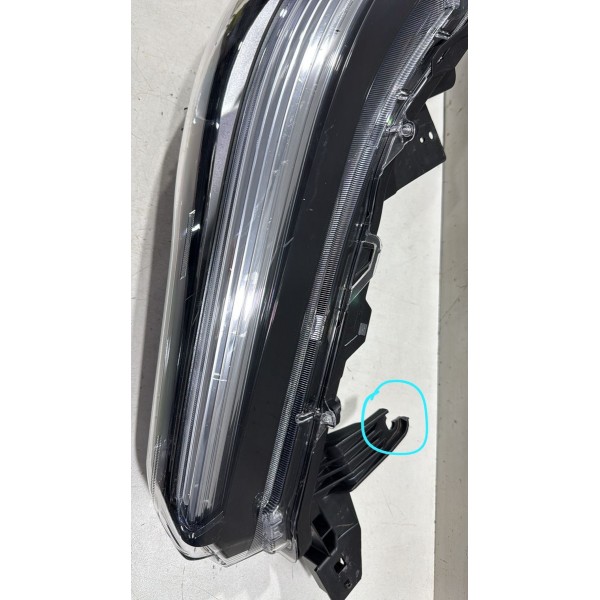 Farol Direito Toyota Corolla Cross 2022 A 2024 Detalhes Farol Direito Toyota Corolla Cross 2022 A 2024 Detalhes