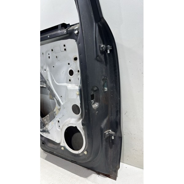 Porta Traseira Esquerda Volkswagen Amarok 2010 2020 Detalhe