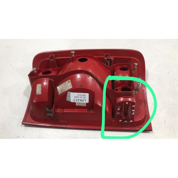 Lanterna Esquerda Vw Amarok 2011 12 13 14 15 16 Arteb Detalh Esquerdo/motorista Vermelho