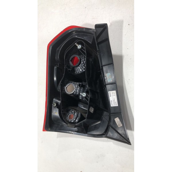 Lanterna Traseira Direita Toyota Etios Hatch 2015 815500d350 Direito/passageiro Vermelho