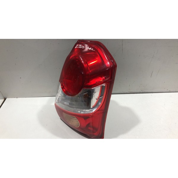 Lanterna Traseira Direita Toyota Etios Hatch 2015 815500d350 Direito/passageiro Vermelho