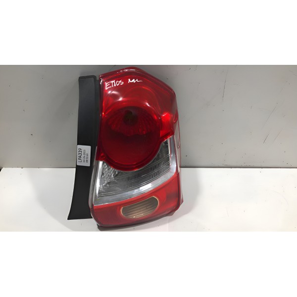 Lanterna Traseira Direita Toyota Etios Hatch 2015 815500d350 Direito/passageiro Vermelho