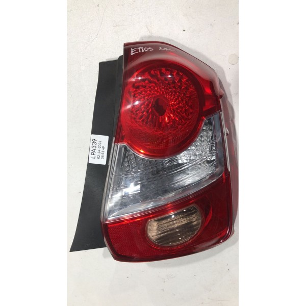 Lanterna Traseira Direita Toyota Etios Hatch 2015 815500d350 Direito/passageiro Vermelho