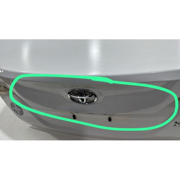 Tampa Traseira Porta Malas Yaris Sedan 2019-2024 Detalhe Branca