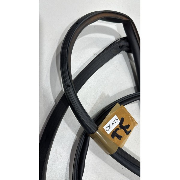 Borracha Guarnição Traseira Esquerda Toyota Yaris 18 A 2024 Borracha Guarnição Traseira Esquerda Toyota Yaris 18 A 2024