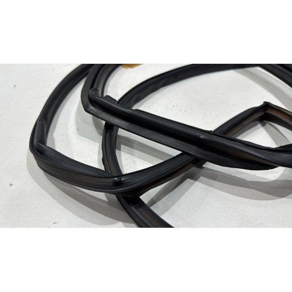 Borracha Guarnição Traseira Esquerda Toyota Yaris 18 A 2024 Borracha Guarnição Traseira Esquerda Toyota Yaris 18 A 2024