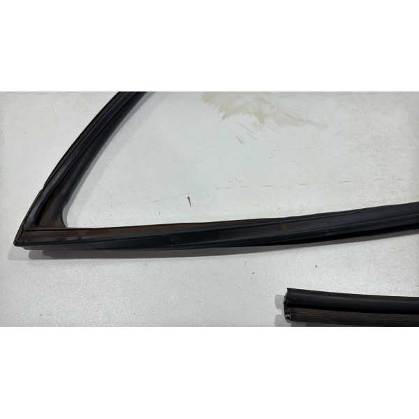 Canaleta Vidro Porta Dianteira Direita Toyota Yaris 2024 Canaleta Vidro Porta Dianteira Direita Toyota Yaris 2024