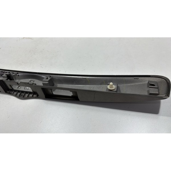 Friso Aplique Tampa Traseira Nissan Versa 12/16 848103kc1a Cinza