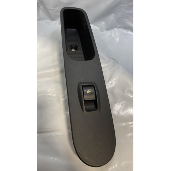Moldura Botão Vidro Dianteiro Direito Fiat Mobi 100230381